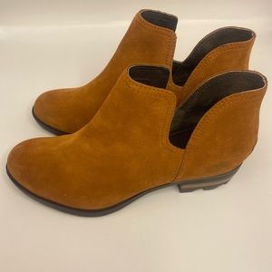 NEW SOREL Lola Cut Out Women’s Pull-On Ankle Boots -Size 7 NEW
